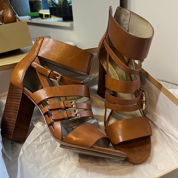 Michael Kors sandals 7.5 (fits like 7.5/8) - Picture 1 of 5